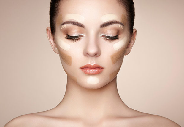 mujer con maquillaje aplicado en la cara para corregir las inperfecciones